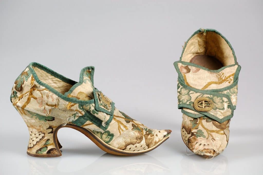 Giày Rococo thế kỷ 18 với điểm nhấn đặc trưng là khóa cổ điển và quai giày kiểu cà vạt.