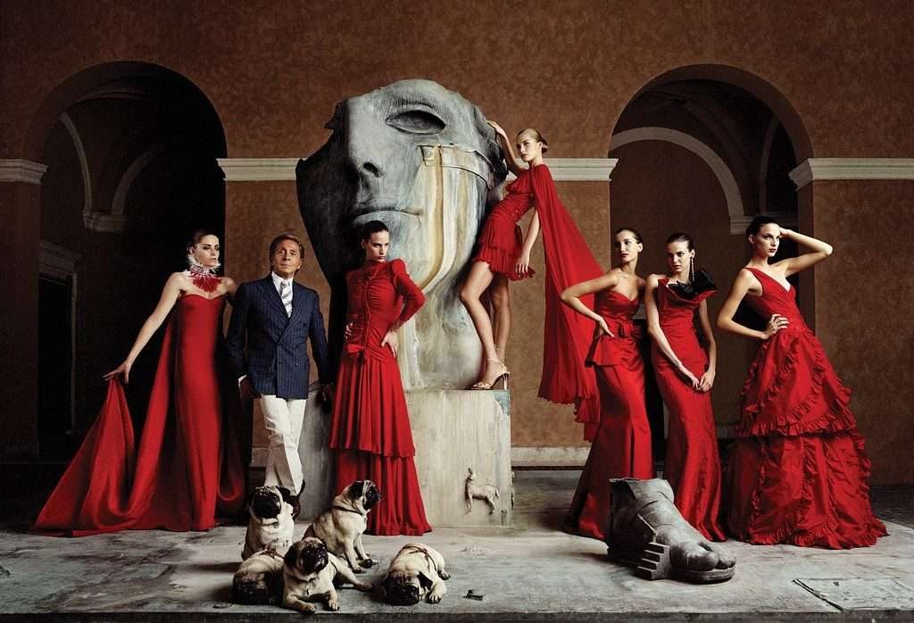 “Đầm đỏ” trở thành điểm nhấn đặc trưng rất riêng của Valentino