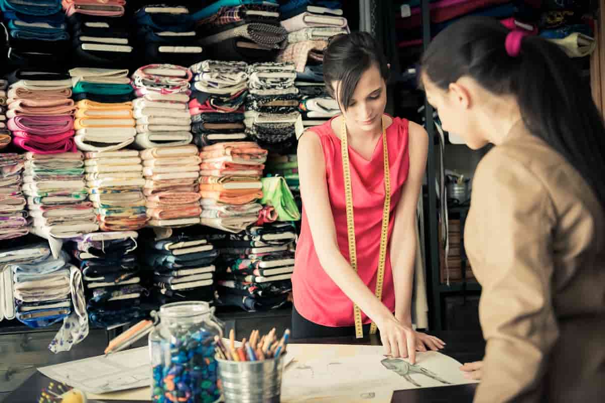 Garment Technologist làm việc chặt chẽ với bộ phận thiết kế, cắt rập và merchandiser